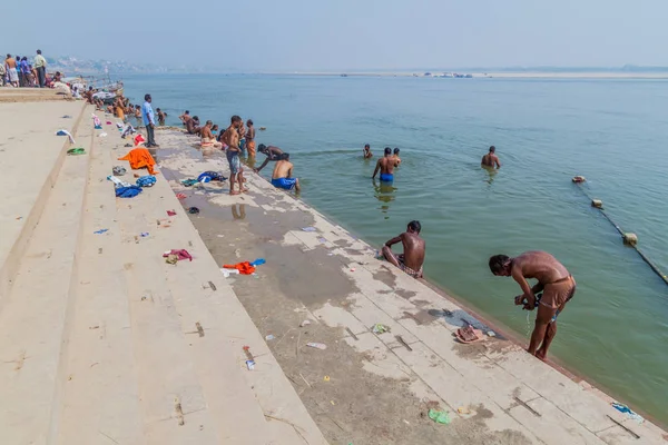 Varanasi Inde Octobre 2016 Les Populations Locales Lavent Dans Eau — Photo