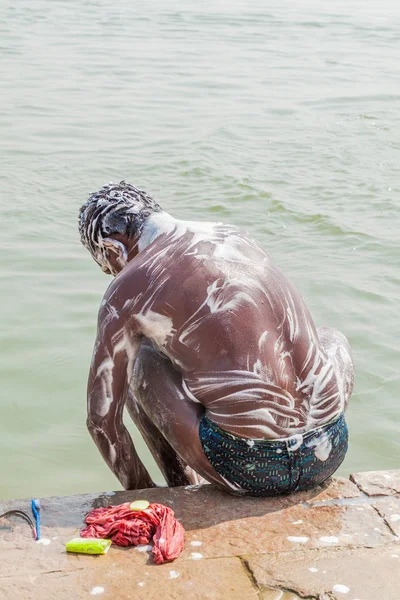 Varanasi Índia Outubro 2016 Homem Local Lava Água Sagrada Ganges — Fotografia de Stock