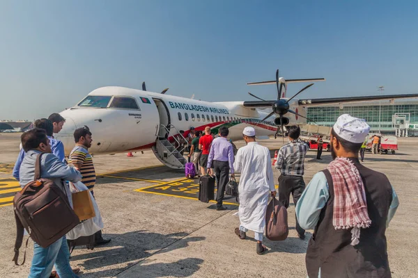 Kolkata, Hindistan - 2 Kasım 2016: Bombardier Q400 Biman Bangladeş havayolları Netaji, Chandra Bose Havalimanı Kolkata, Hindistan Subhas