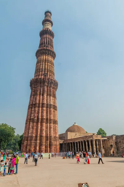 Delhi, Hindistan - 23 Ekim 2016: Turist Qutub Delhi, Hindistan karmaşık ziyaret edin. Qutub Minar minaresi görünür.