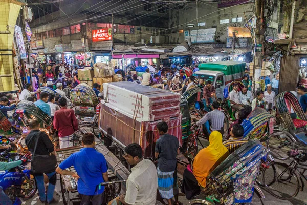 Dakka, Bangladeş - 21 Kasım 2016: Bir trafik sıkışıklığı eski Dhaka, Bangladesh dar sokakları, gece görünümü