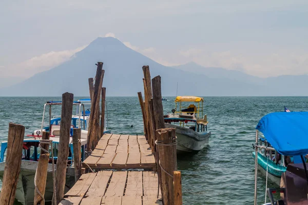 Ahşap iskele Panajachel Köyü, Guatemala. San Pedro volkan görünür.