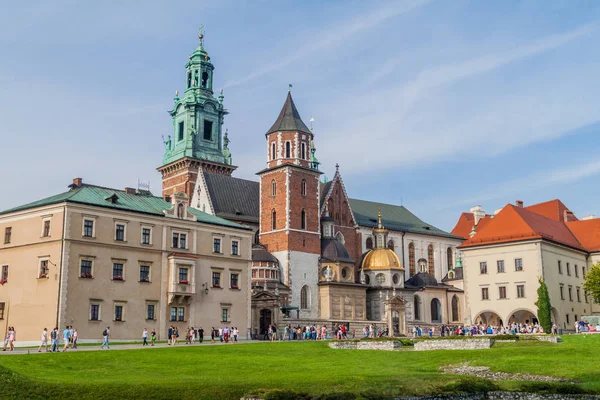 Krakow, Polonya - 3 Eylül 2016: Turist Wawel Kalesi, Krakow, Polonya ziyaret edin