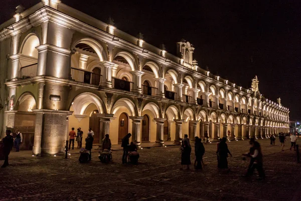 Antigua, Guatemala - 26 Mart 2016: Gece görünümü Palacio de Los Capitanes Generales şehirde Antigua Guatemala, Guatemala.