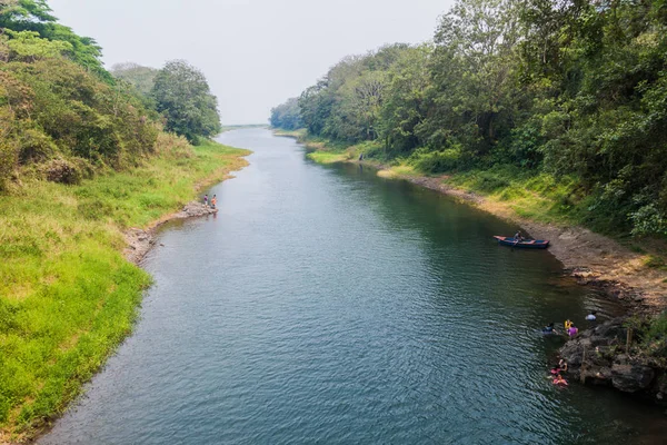 Yojoa, Honduras - 18 Nisan 2016: Honduras Yojoa Gölü yakınındaki bir su kanalı insanlara görünümünü.