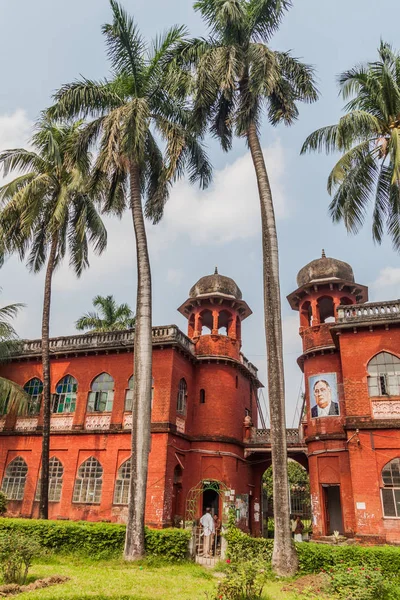 Dakka, Bangladeş - 20 Kasım 2016: Üniversitesi Dhaka, Bangladesh kampüsünde binalardan birinde