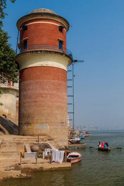 Varanasi, Hindistan - 25 Ekim 2016: Varanasi, Hindistan nehir Ganj kıyısında önde gelen tuğla tower adlı Ghats (riverfront adım)