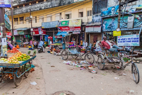 Varanasi, Hindistan - 25 Ekim 2016: Street meyve tezgahları ve cyclo rickshaws Varanasi, Hindistan