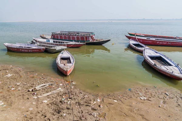Varanasi, Hindistan - 25 Ekim 2016: Küçük teknelerle Hindistan'da Varanasi, Ganj Nehri