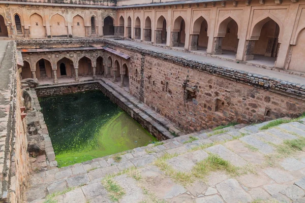 Rajon Ki BAOLI adım de parkta Mehrauli Arkeoloji Delhi, Hindistan