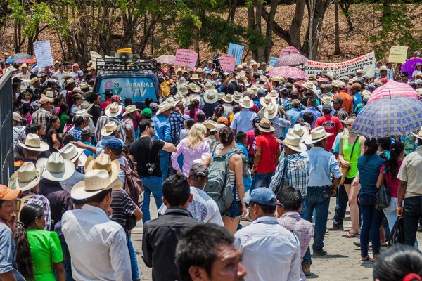 Copan Ruinas, Honduras - 12 Nisan 2016: Yerli halkın minery arkeolojik park Copan, Honduras yakınındaki karşı protesto