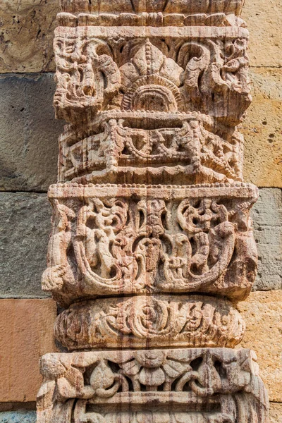 クトゥブ デリー インドで複雑で装飾的な彫刻の詳細 — ストック写真