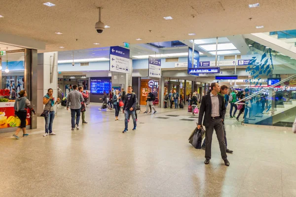 Krakow Polónia Setembro 2016 Pessoas Passam Por Cracóvia Glowny Principal — Fotografia de Stock