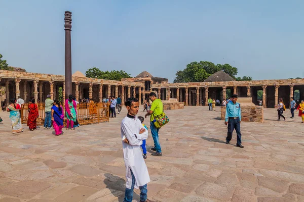 Delhi, Hindistan - 23 Ekim 2016: Turist Qutub Delhi, Hindistan karmaşık ziyaret edin. Demir sütun görünür.
