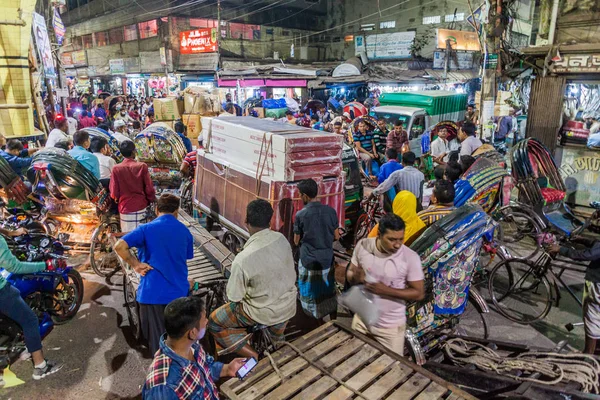 Dakka, Bangladeş - 21 Kasım 2016: Bir trafik sıkışıklığı eski Dhaka, Bangladesh dar sokakları, gece görünümü