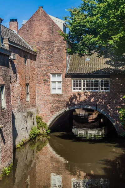 Eski evleri ve bir kanalda Den Bosch, Hollanda