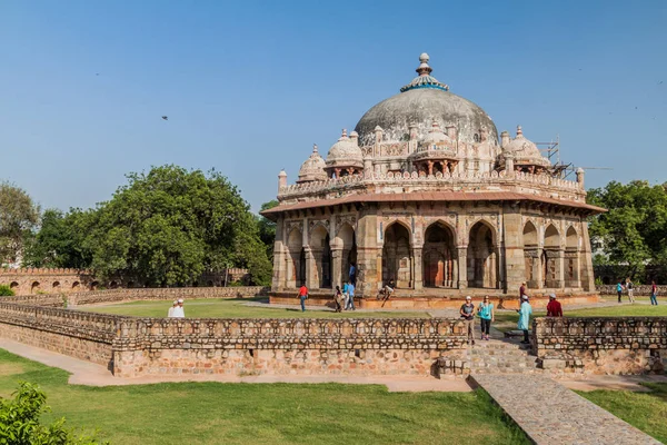 Delhi, Hindistan - 24 Ekim 2016: Turist ISA Khan Niyazi Hümayun mezarına Delhi, Hindistan karmaşık ziyaret.