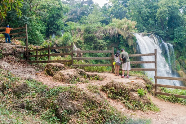 Pulhapanzak Honduras Nisan 2016 Turist Pulhapanzak Şelale Gözlemlemek — Stok fotoğraf
