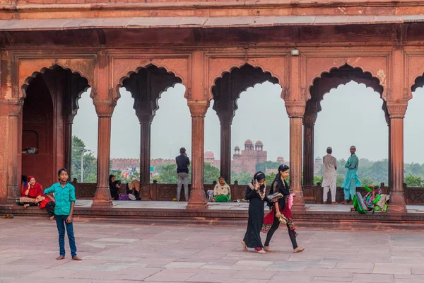 Delhi, Hindistan - 22 Ekim 2016: Delhi, Hindistan'ın merkezindeki Jama Mescidi Camii avlu etrafında Colonade. Kırmızı kale içinde belgili tanımlık geçmiş.
