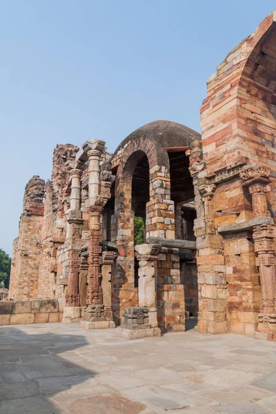 Delhi, Hindistan karmaşık Qutub kalıntıları.