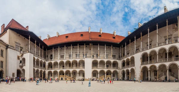 Krakow, Polonya - 3 Eylül 2016: Turist bir avlu Wawel Kalesi, Krakow, Polonya ziyaret edin