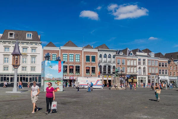Den Bosch, Hollanda - 30 Ağustos 2016: Tarihi evler Markt (Pazar) Meydanı'Den Bosch, Hollanda