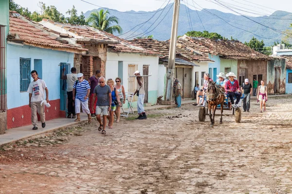 Trinidad, Küba - 8 Şubat 2016: Trinidad, Küba'nın merkezi bir Arnavut kaldırımlı sokakta görünümünü.
