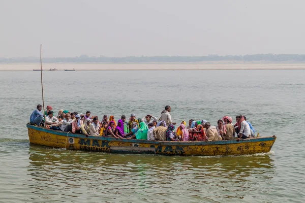 Varanasi India Octubre 2016 Barco Pequeño Que Lleva Gente Local — Foto de Stock