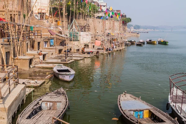 Varanasi, Hindistan - 25 Ekim 2016: Varanasi, Hindistan'da Ganj Nehri'nin kutsal Ghat (riverfront adım) görünümünü