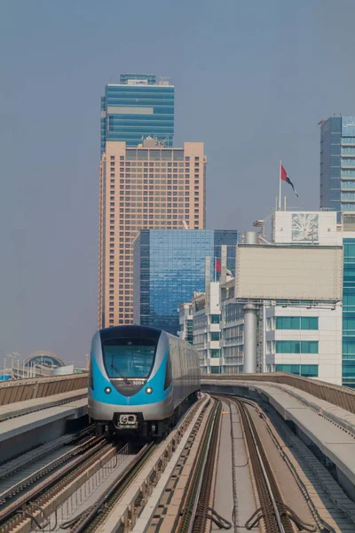 Dubai, Birleşik Arap Emirlikleri - 21 Ekim 2016: Yükseltilmiş streç Dubai metro, Birleşik Arap Emirlikleri, trende