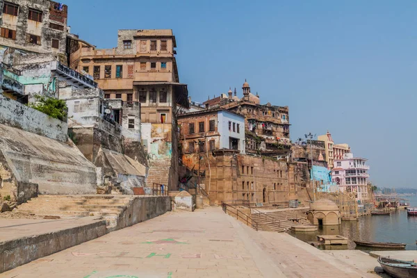 Varanasi, Hindistan nehir Ganj kıyısında önde gelen Ghats (riverfront adım) görünümünü