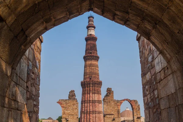 Nézd Qutub Minar Minaret Egy Kapun Delhi India — Stock Fotó