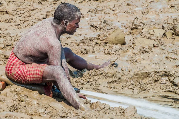 Varanasi India Octubre 2016 Hombre Local Limpia Los Sedimentos Barro — Foto de Stock