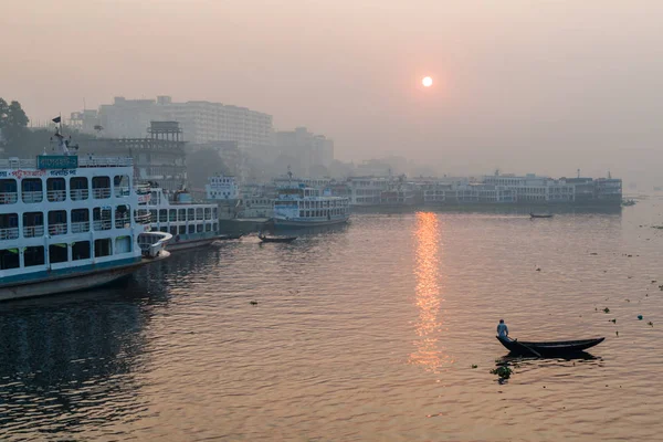 Dakka, Bangladeş - 20 Kasım 2016: Sabah puslu görünümü teknelerin Buriganga River dakka, Bangladeş