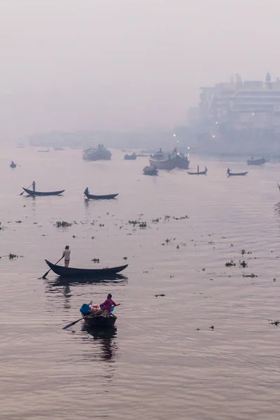 Dhaka バングラデシュ ブリガンガ川でボートの朝霧の景色 — ストック写真