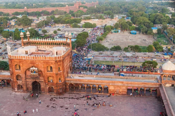 Delhi, Hindistan - 22 Ekim 2016: Courtyard Jama Mescidi Camii Delhi, Hindistan merkezinde. Kırmızı kale içinde belgili tanımlık geçmiş.