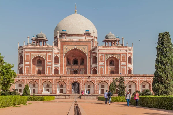 Delhi, Hindistan - 24 Ekim 2016: Turist Hümayun Delhi, Hindistan ziyaret.