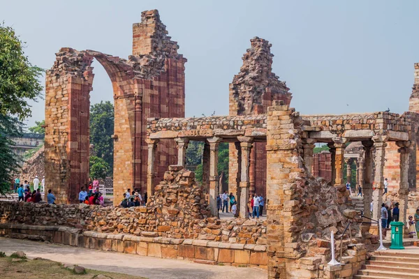 Delhi Índia Outubro 2016 Turistas Visitam Ruínas Complexo Qutub Delhi — Fotografia de Stock