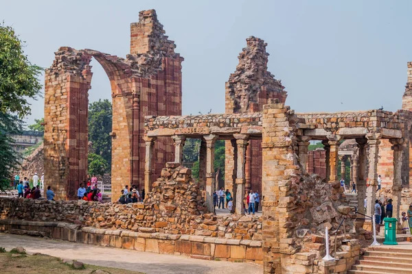 Delhi, Hindistan - 23 Ekim 2016: Turist Qutub Delhi, Hindistan karmaşık kalıntıları ziyaret edin.