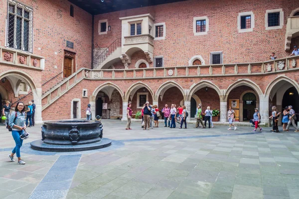 Krakow, Polonya - 3 Eylül 2016: Krakow Jagellonian üniversitede Collegium Maius (büyük kolej) avlusunda insanlar ziyaret.