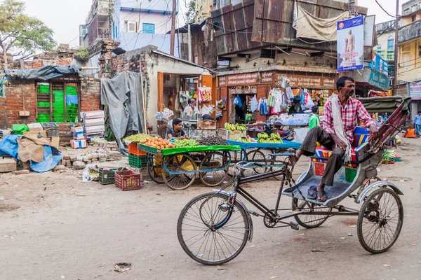 Varanasi, Hindistan - 25 Ekim 2016: Street meyve tezgahları ve cyclo çekçek Varanasi, Hindistan