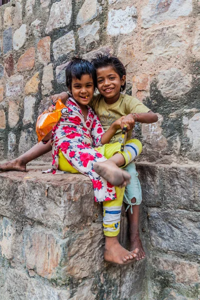 Delhi India Octubre 2016 Niños Locales Gandhak Baoli Caminan Bien —  Fotos de Stock