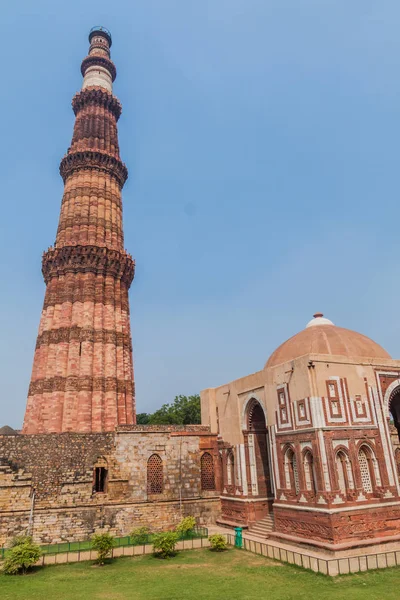 Qutub Minar minaresi ve Alai Darwaza (Alai kapısı), Delhi, Hindistan.