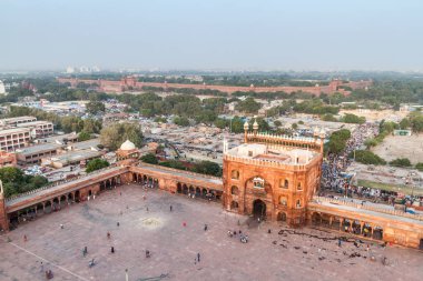 Delhi, Hindistan - 22 Ekim 2016: Courtyard Jama Mescidi Camii Delhi, Hindistan merkezinde. Kırmızı kale içinde belgili tanımlık geçmiş.
