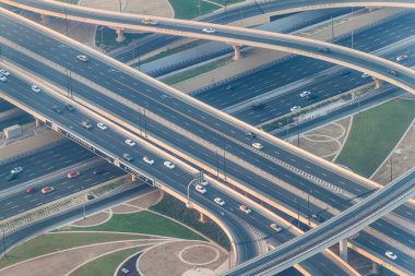 Dubai, Birleşik Arap Emirlikleri - 21 Ekim 2016: Bir otoyol kavşak içinde Dubai, Arap Emirlikleri, havadan görünümü