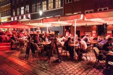 Copenhagen, Danimarka - 27 Ağustos 2016: İnsanlar oturup restoranlarda Nyhavn bölgesinde Kopenhag, Danimarka