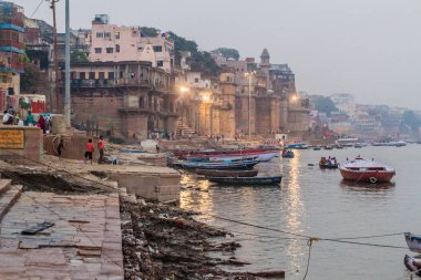 Varanasi, Hindistan - 25 Ekim 2016: Varanasi, Hindistan nehir Ganj kıyısında önde gelen küçük tekne yakınındaki Ghats (riverfront adım)