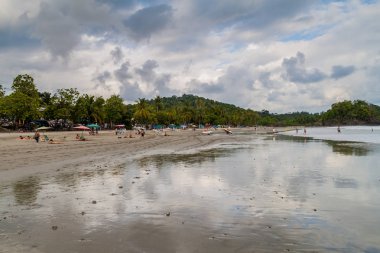 Manuel Antonio, Kosta Rika - 13 Mayıs 2016: insanlar Manuel Antonio Köyü, Kosta Rika bir plajda