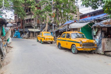 Kolkata, Hindistan - 31 Ekim 2016: Kalküta, Hindistan sarı Hindustan Büyükelçi görünümünü taksiler