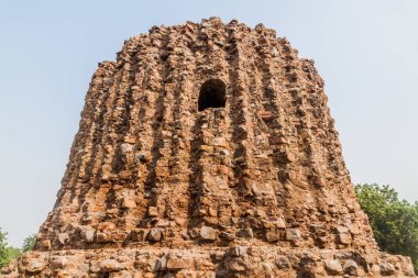 Delhi, Hindistan karmaşık Qutub bitmemiş Alai Minar minaresi.